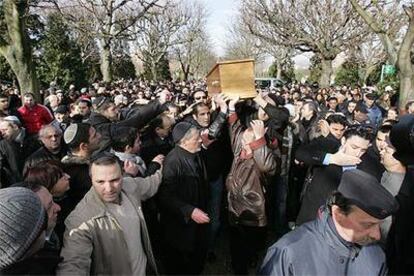 Cientos de personas acompañaron el entierro de Ilan Halimi el pasado viernes en el cementerio parisino de Pantin.