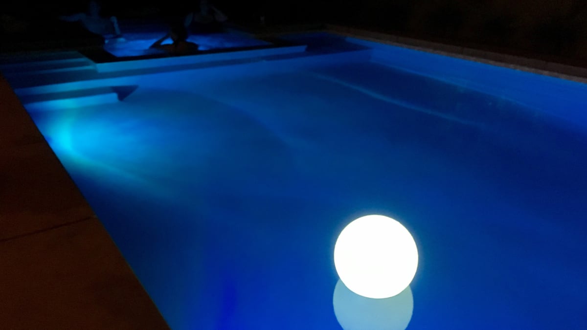 A good option to create the perfect atmosphere in the pool.