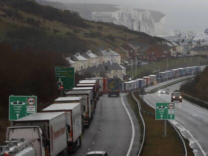 Fila de camiones en la proximidades de Dover (Reino Unido).