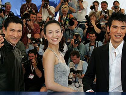 Andy Lau Tak-wah (a la izquierda), Zhang Ziyi y Takeshi Kaneshiro.