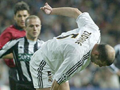 Zidane intenta superar a un defensa del Partizán.