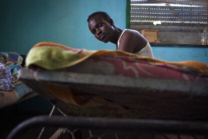 Un paciente descansa sentado en su cama del hospital Habeeb de Mogadiscio. El síntoma más común entre los enfermos psiquiátricos es la depresión pero también la ansiedad y el estrés postraumático.