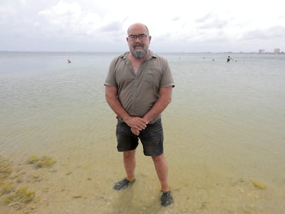 Juan Manuel Ruiz, investigador del Instituto Español de Oceanografía, este martes en el mar Menor.