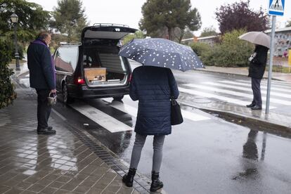 El cura José Luis Sáenz, en otro de sus oficios. Desde que se declaró la pandemia su trabajo se ha triplicado.