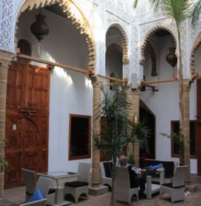 Patio porticado del 'riad' Kalaa, escondido en la medina de Rabat.