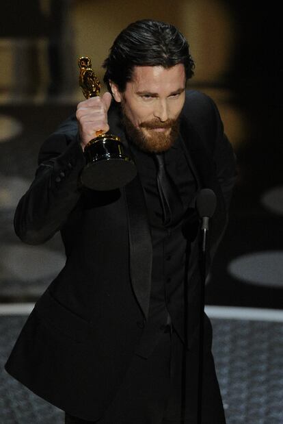 Christian Bale gana su primer Oscar en su primera nominación. Se lo lleva por 'The Fighter'