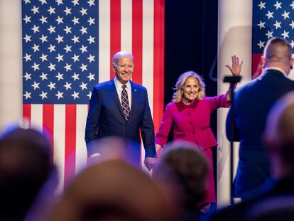 El presidente de Estados Unidos, Joe Biden, junto a su esposa, Jill Biden, antes de dar su discurso en Blue Bell (Pensilvania), este viernes.