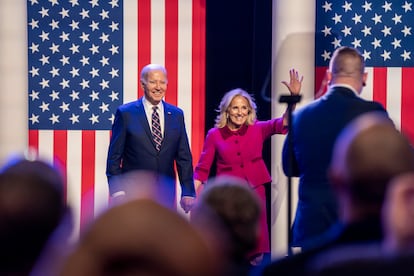 El presidente de Estados Unidos, Joe Biden, junto a su esposa, Jill Biden, antes de dar su discurso en Blue Bell (Pensilvania), este viernes.
