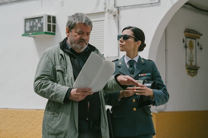 El director Enrique Urbizu y la actriz Maribel Verdú, durante el rodaje de 'Cuando nadie nos ve', un 'thriller' policial ambientado en la Semana Santa sevillana.