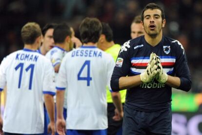 El arquero del Sampdoria Gianluca Curci gesticula ante un penal a favor del AC Milán durante el partido del sábado.