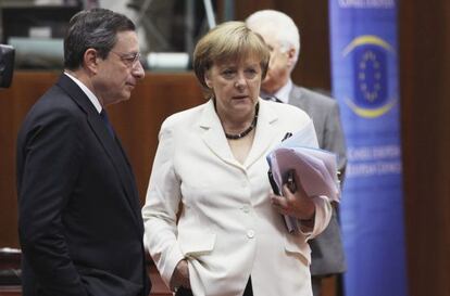 El presidente del BCE, Mario Draghi, junto a la canciller Angela Merkel.