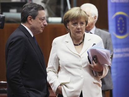El presidente del BCE, Mario Draghi, junto a la canciller Angela Merkel.