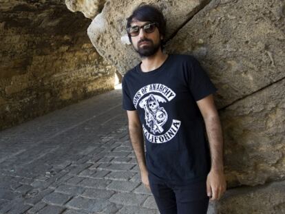 Quentin Gas, vocalista y guitarra de Los News, bajo el puente de Triana en Sevilla.