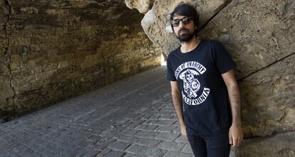 Quentin Gas, vocalista y guitarra de Los News, bajo el puente de Triana en Sevilla.