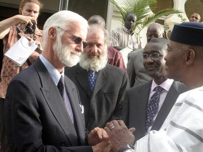 El presidente de Malí, Amadou Toumani Touré, con los ex rehenes canadienses Robert Fowler y Louis Guay.