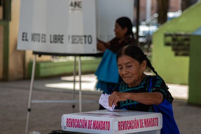 Personas emiten su voto en el proceso de consulta de revocación de mandato, en el municipio de Chenalhó, estado de Chiapas.
