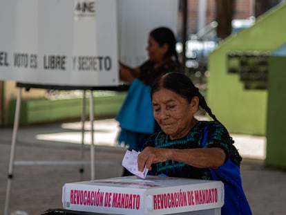 Personas emiten su voto en el proceso de consulta de revocación de mandato, en el municipio de Chenalhó, estado de Chiapas.