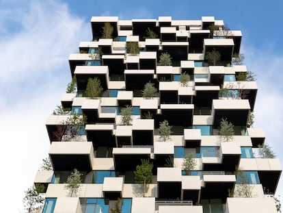 La torre Trudo Vertical Forest, del italiano Stefano Boeri; un jardín vertical de 70 metros de altura con más de 10.000 plantas.