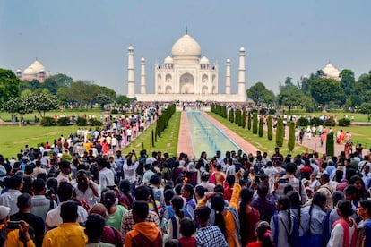 Multitud de turistas esperan para visitar el Taj Mahal en Agra.