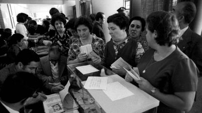 Mujeres votan en Madrid en 1977, en las primeras elecciones legislativas tras el franquismo