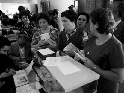 Mujeres votan en Madrid en 1977, en las primeras elecciones legislativas tras el franquismo