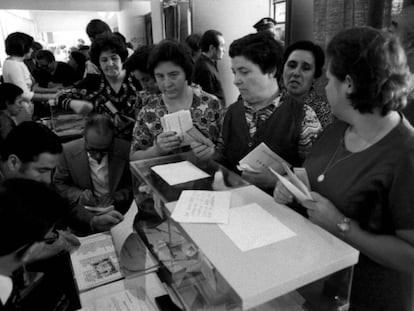 Mujeres votan en Madrid en 1977, en las primeras elecciones legislativas tras el franquismo