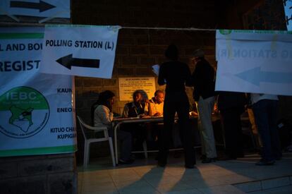 Apertura de una mesa electoral en el distrito electoral de Langata en Nairobi, Kenia. Algunos de los electores comenzaron a acudir a los centros de voto hasta seis horas antes del comienzo de las elecciones, prevista para las 06.00 hora local con la apertura de puertas de los más de 30.000 colegios repartidos por el territorio nacional.