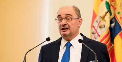 El presidente de Aragón, Javier Lambán durante una rueda de prensa conjunta con el Secretario General Ténico de Ciudadanía, José Antonio Jiménez (no en la imagen) en Zaragoza este martes. 