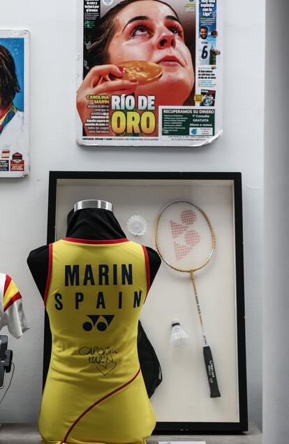 Traje y raqueta usada por Carolina Marín en los Juegos Olímpicos de Río 2016, donde logró el oro tras derrotar a la india Pusarla Venkata Sindhu en la final.