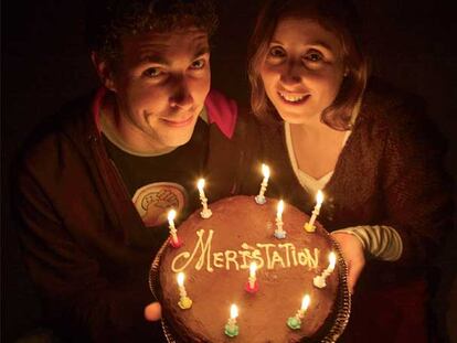 Pep Sánchez y Elena Avellaneda soplan las diez velas de la tarta de cumpleaños de Meristation.