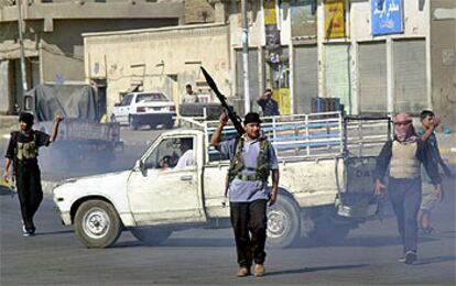 Soldados del Ejército del Mahdi, armados con lanzagranadas, en las calles de Ciudad Sáder, al este de Bagdad.
