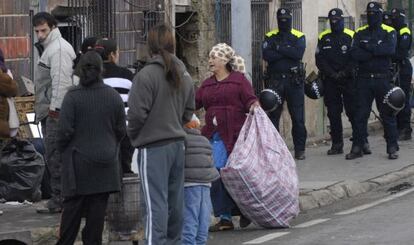 La policía obliga al desalojo de Los Bartolos de la casa que tenían en la Avenida de los Huetos en Vitoria.