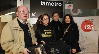 Miembros de la Asociaci&oacute;n de V&iacute;ctimas del Metro 3 de Julio poco antes de acceder a la exposici&oacute;n.  