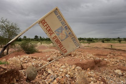 Cartel que prohíbe la extracción artesanal de oro en Zemse, Burkina Faso.