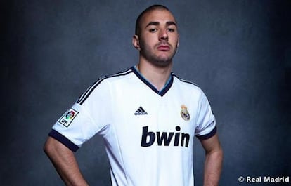 Benzema posa con la nueva equipación