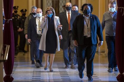 La presidenta de la Cámara de Representantes, Nancy Pelosi, camina hacia su oficina tras su llegada al Capitolio.