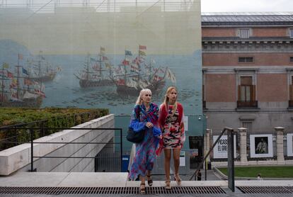 Dos visitantes a las puertas del Museo del Prado.