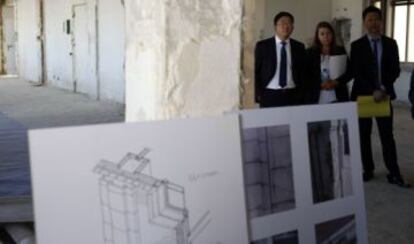 El director ejecutivo de Wanda Group en España, Quiao Lei, (izquierda) en una visita al rascacielos.