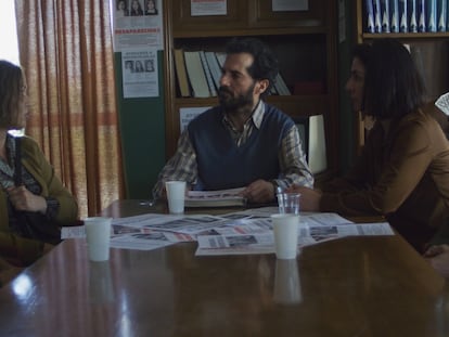 Una reunión de los padres de las chicas asesinadas, en el filme '75 días'.