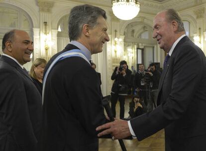 Mauricio Macri saluda al Rey Juan Carlos en la casa de gobierno de Tucum&aacute;n.