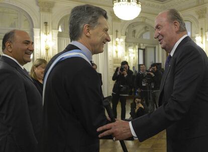 Mauricio Macri saluda al Rey Juan Carlos en la casa de gobierno de Tucumán.