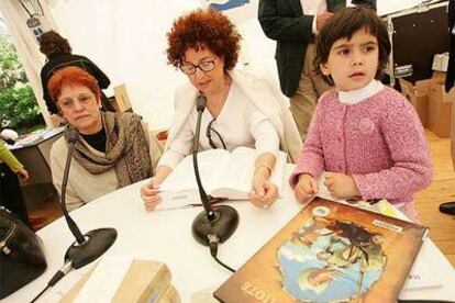 Varias personas que intervinieron ayer en San Sebastián en la lectura del Quijote en euskera.
