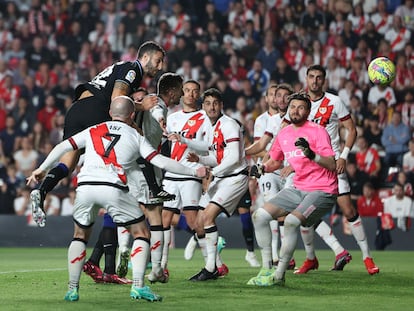 Con este cabezazo, Mario Hermoso lograba el segundo gol de su equipo en el Rayo-Atlético (1-2) celebrado este domingo en el estadio de Vallecas.