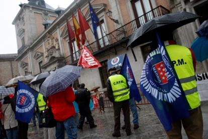 Cerca de un centenar de policías municipales se concentran frente al Pleno del Ayuntamiento para protestar por su nuevo convenio laboral.