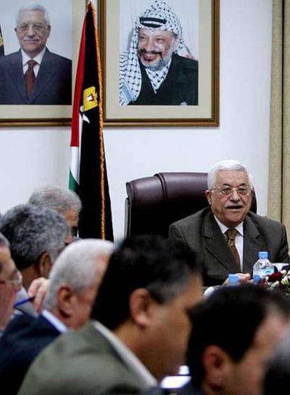 El presidente de la ANP, Mahmud Abbas (derecha), durante la reunión mantenida este miércoles con representantes de las facciones palestinas.