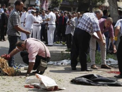 Forenses en el lugar del atentado, en EL Cairo.