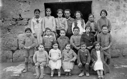 Benaiges. con sus alumnos en la escuela de  Bañuelos de Bureba.