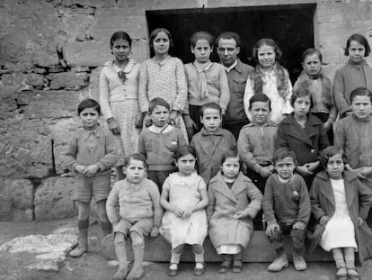 Benaiges. con sus alumnos en la escuela de  Bañuelos de Bureba.