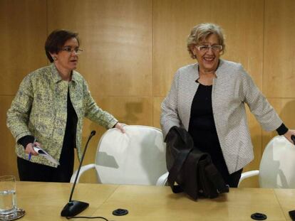 Purificaci&oacute;n Causapi&eacute; (izquierda) da una rueda de prensa junto a Manuela Carmena en la sala institucional del Ayuntamiento.