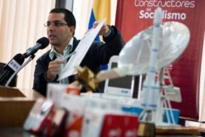 Fotografía tomada el pasado 24 de mayo en la que se registró al ministro de Ciencia y Tecnología de Venezuela, Jorge Arreaza, quien aclaró que el satélite aún se está "calibrando" desde China y que en unos dos meses se podrán obtener imágenes de mejor calidad. EFE/Archivo